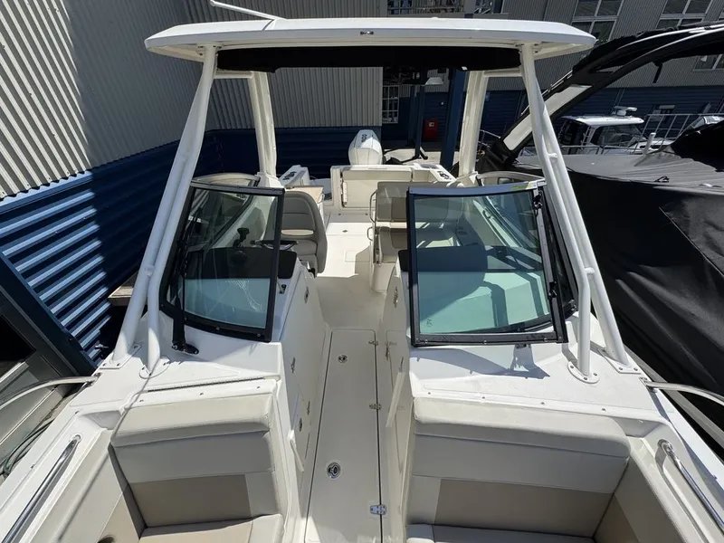 Slide: The Image of Boston Whaler 240 Vantage 2022 - 11