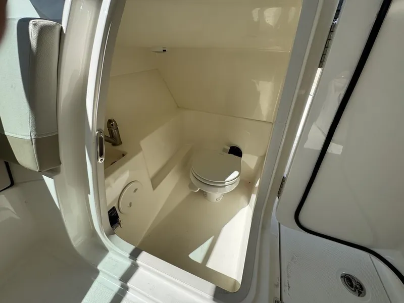 Slide: The Image of Boston Whaler 240 Vantage 2022 - 12