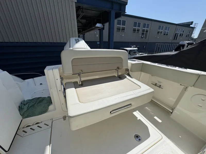 Slide: The Image of Boston Whaler 240 Vantage 2022 - 13