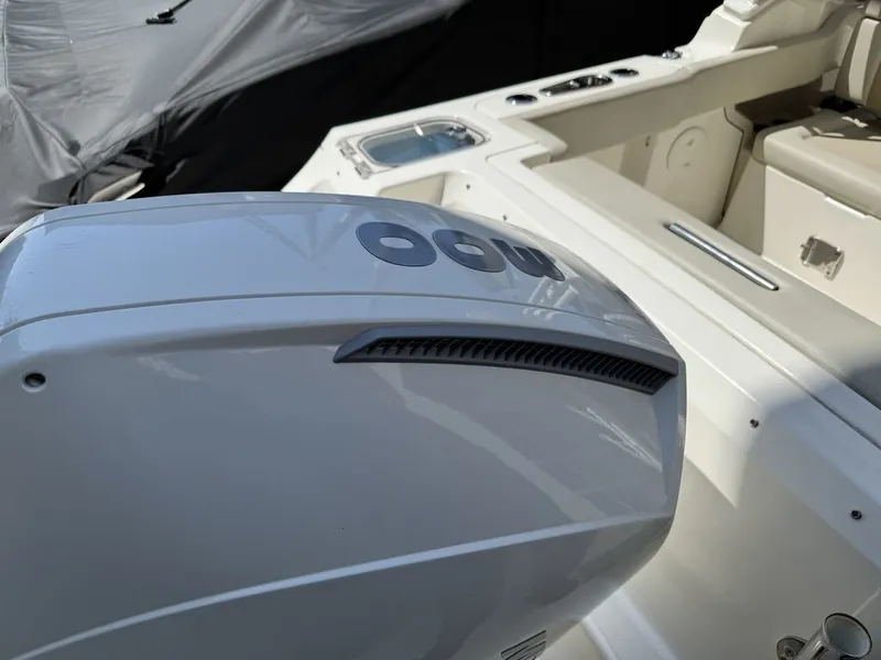 Slide: The Image of Boston Whaler 240 Vantage 2022 - 14