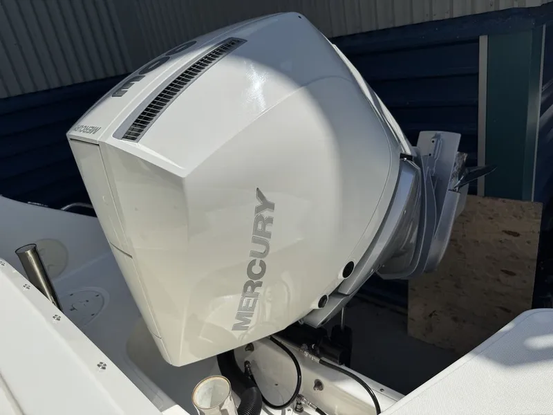 Slide: The Image of Boston Whaler 240 Vantage 2022 - 15