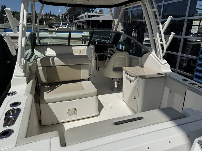 Slide: The Image of Boston Whaler 240 Vantage 2022 - 3