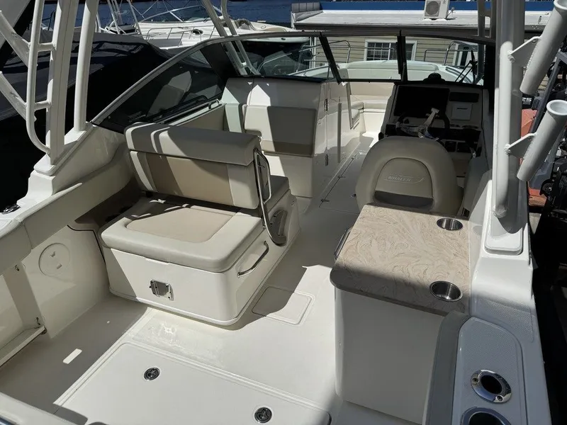 Slide: The Image of Boston Whaler 240 Vantage 2022 - 4