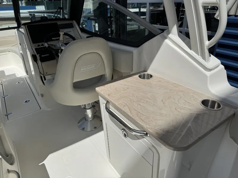 Slide: The Image of Boston Whaler 240 Vantage 2022 - 5