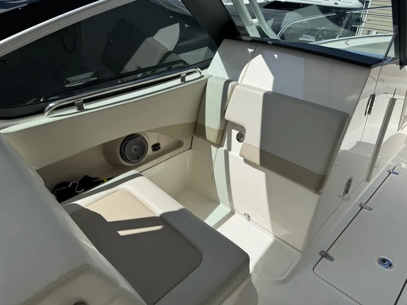 Slide: The Image of Boston Whaler 240 Vantage 2022 - 6