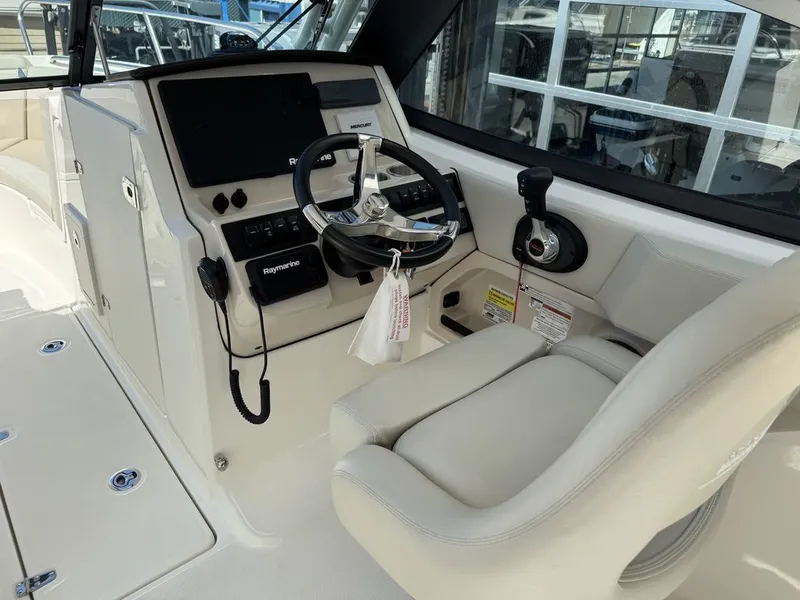 Slide: The Image of Boston Whaler 240 Vantage 2022 - 7