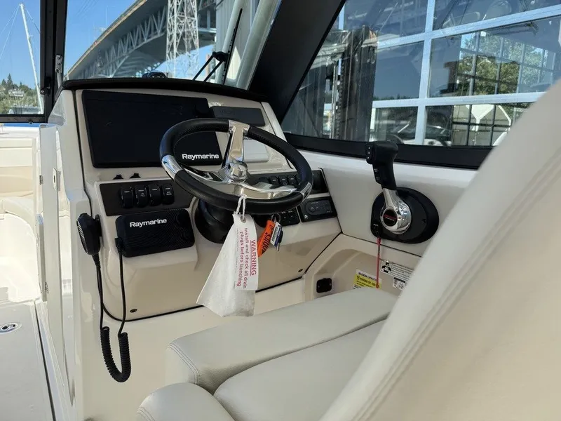 Slide: The Image of Boston Whaler 240 Vantage 2022 - 8