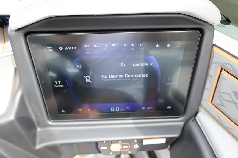 Slide: The Image of 2025 Tigé Z3 boat dashboard display showing "No Device Connected" message. - 20