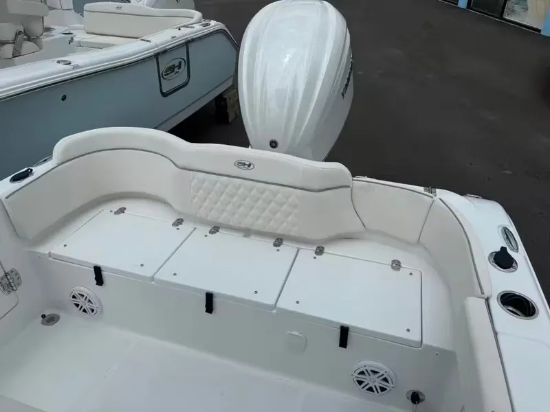 Slide: The Image of Sea Hunt Ultra 255 SE 2026 - 6