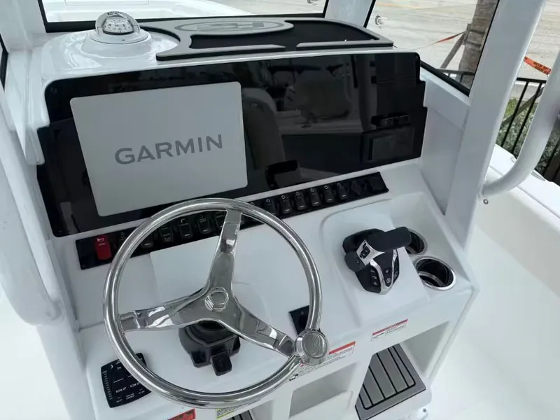 Slide: The Image of Sea Hunt Ultra 255 SE 2026 - 8