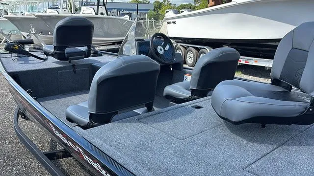 Slide: The Image of Tracker CLASSIC XL 2026 - 16