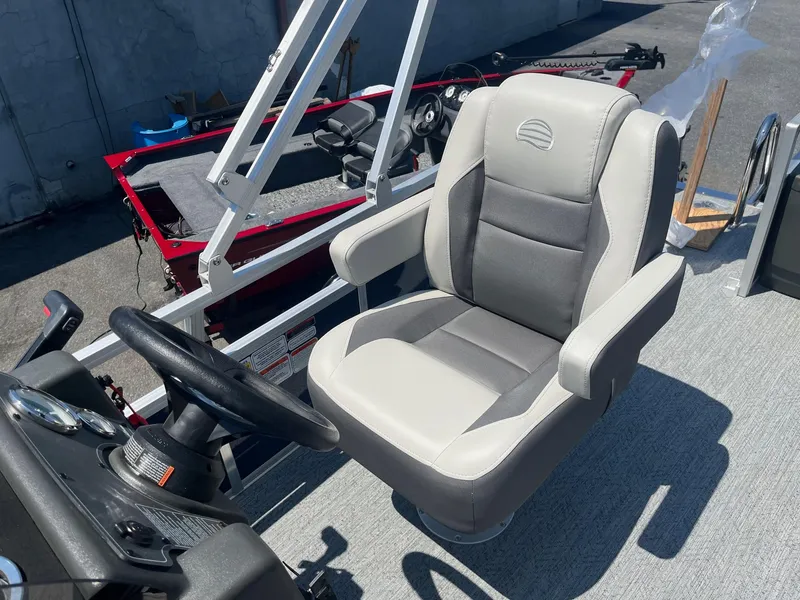 Slide: The Image of Captain's chair on 2026 Sun Tracker Bass Buggy 18 DLX pontoon boat. - 5
