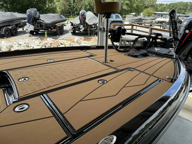 Slide: The Image of 2025 Ranger Z520R Cup-Equipped boat deck with sleek design and advanced features. - 9