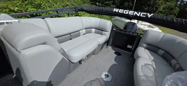 Slide: The Image of Regency 230 LE3 2022 - 10