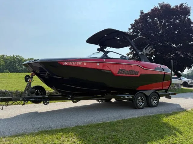 Slide: The Image of Malibu M220 2022 - 10