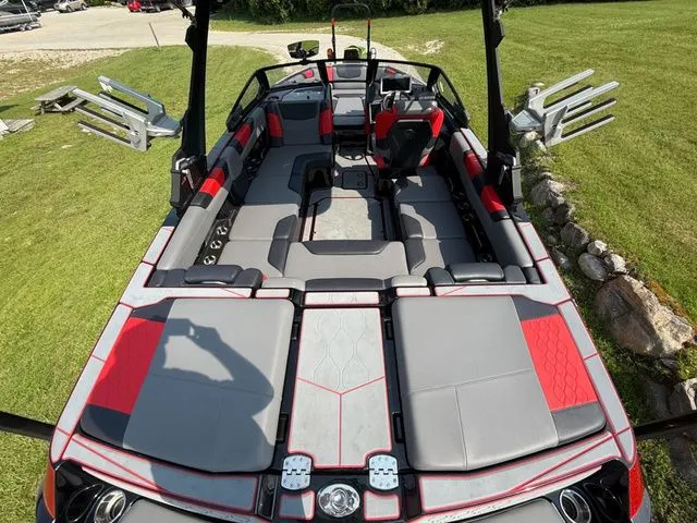 Slide: The Image of Malibu M220 2022 - 12