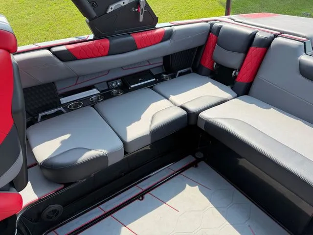 Slide: The Image of Malibu M220 2022 - 14