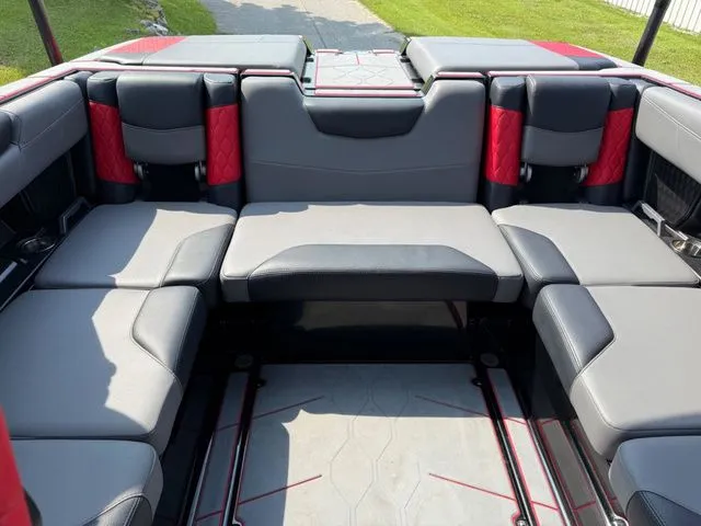 Slide: The Image of Malibu M220 2022 - 15