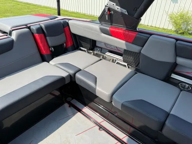 Slide: The Image of Malibu M220 2022 - 16