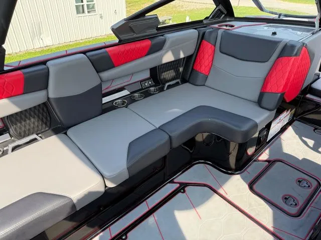 Slide: The Image of Malibu M220 2022 - 17