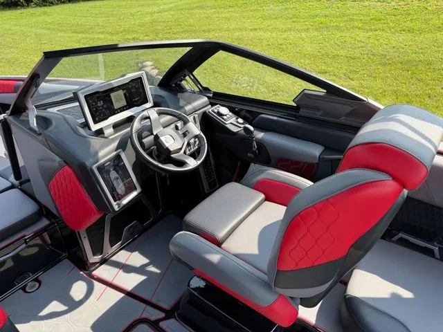 Slide: The Image of Malibu M220 2022 - 18