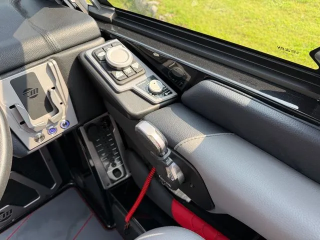 Slide: The Image of Malibu M220 2022 - 22