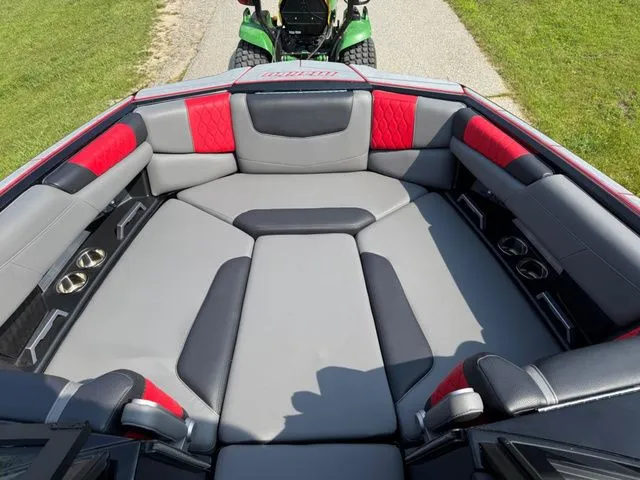 Slide: The Image of Malibu M220 2022 - 23