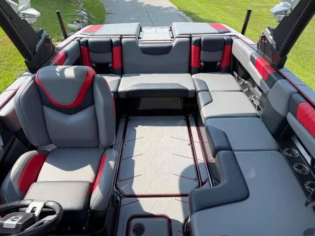 Slide: The Image of Malibu M220 2022 - 24