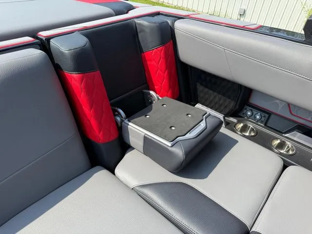 Slide: The Image of Malibu M220 2022 - 27