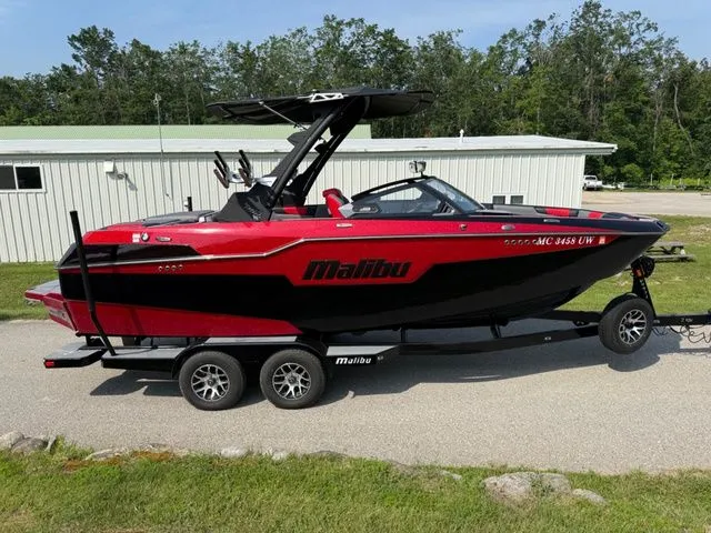 Slide: The Image of Malibu M220 2022 - 3