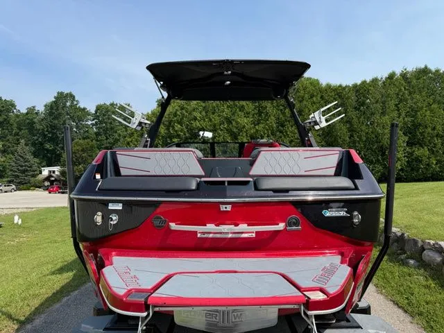 Slide: The Image of Malibu M220 2022 - 6