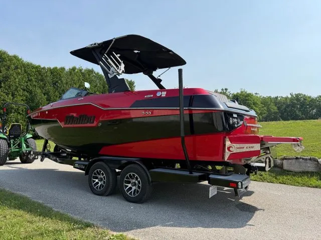 Slide: The Image of Malibu M220 2022 - 8