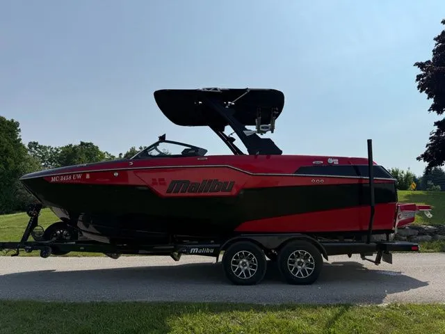 Slide: The Image of Malibu M220 2022 - 9