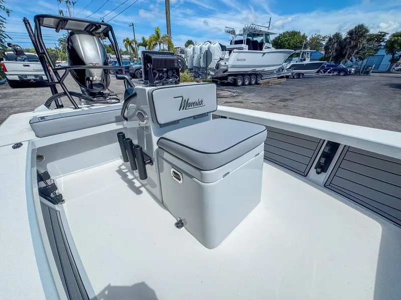 Slide: The Image of Maverick 18 HPX-V 2024 - 12