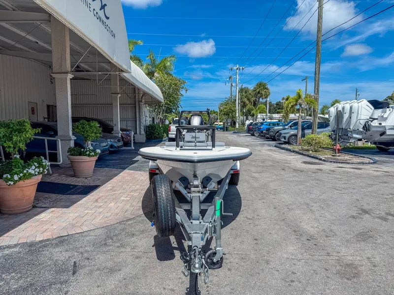 Slide: The Image of Maverick 18 HPX-V 2024 - 3