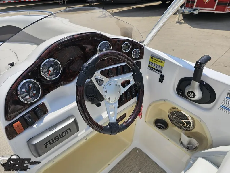 Slide: The Image of Hurricane SunDeck Sport 202 IO 2013 - 54