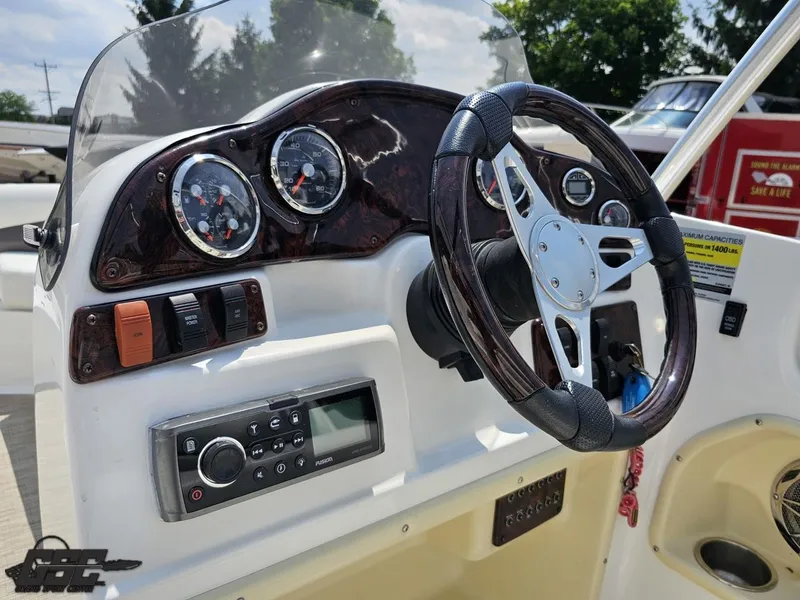 Slide: The Image of Hurricane SunDeck Sport 202 IO 2013 - 55