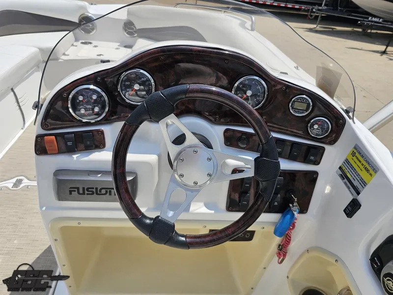 Slide: The Image of Hurricane SunDeck Sport 202 IO 2013 - 57