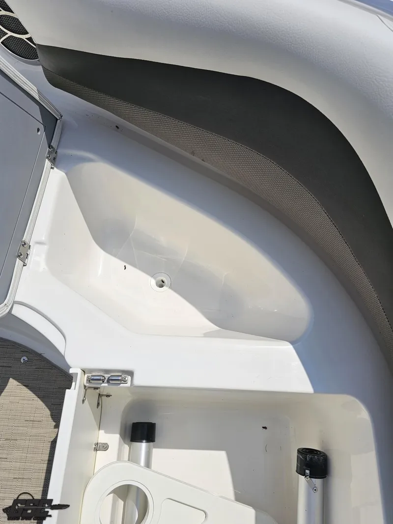 Slide: The Image of Hurricane SunDeck Sport 202 IO 2013 - 71