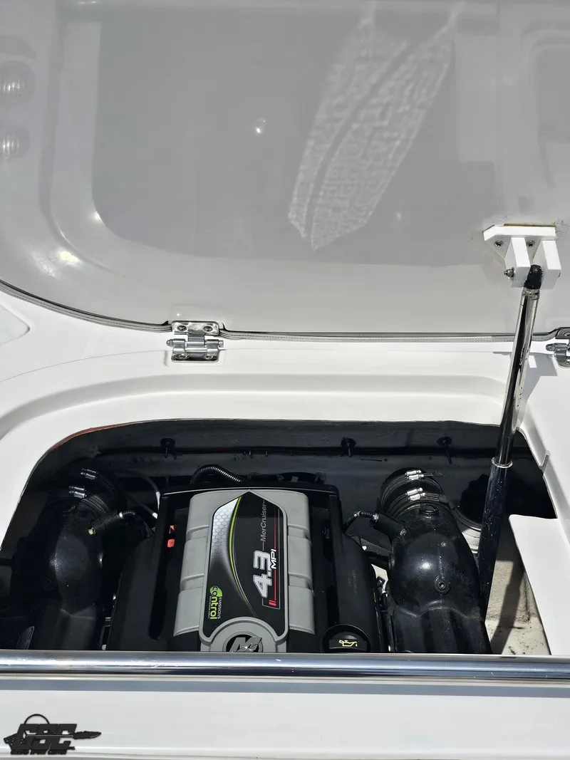 Slide: The Image of Hurricane SunDeck Sport 202 IO 2013 - 90