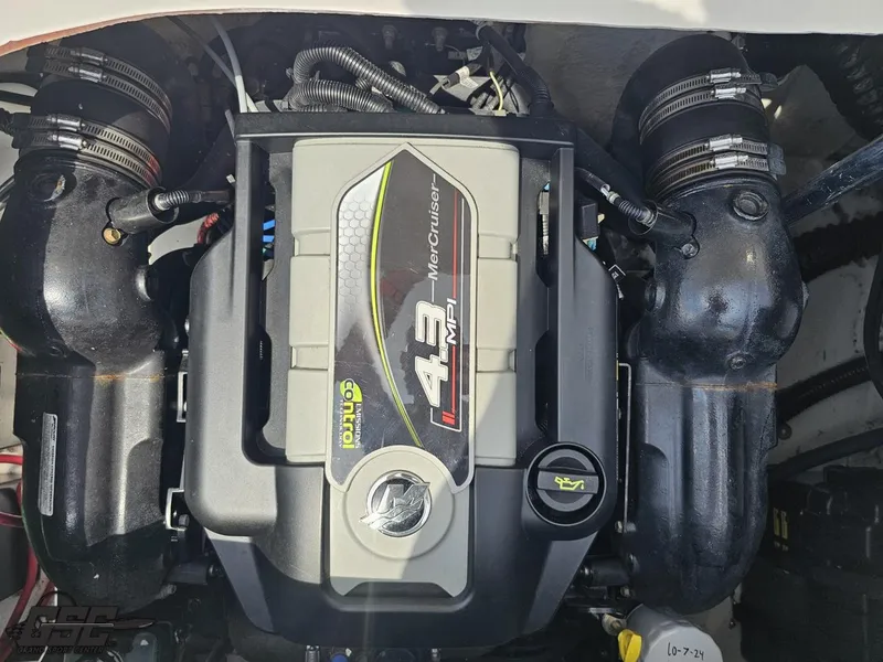 Slide: The Image of Hurricane SunDeck Sport 202 IO 2013 - 91