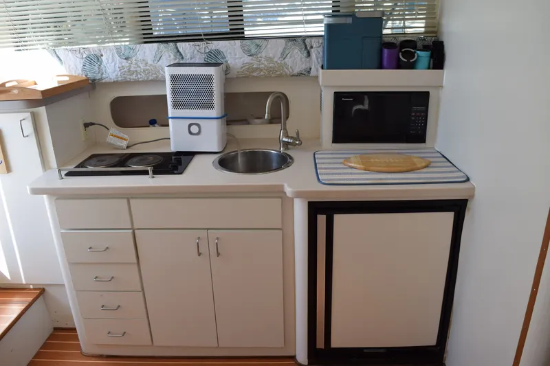 Slide: The Image of Mainship 31 Sedan Bridge 1996 - 6