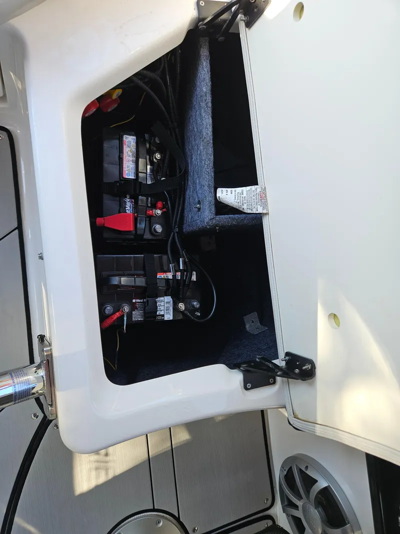 Slide: The Image of Battery compartment of a 2020 Yamaha Boats 242X. - 21