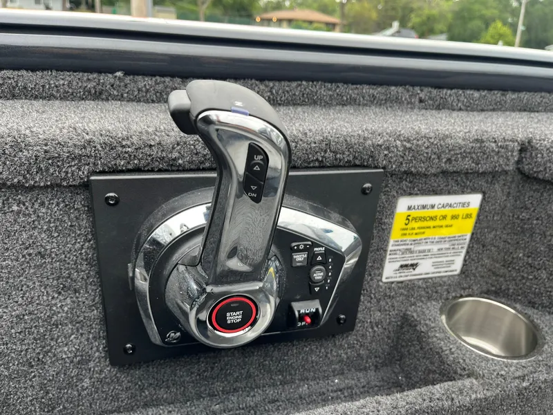 Slide: The Image of Throttle control panel of 2026 Lund 2075 Pro-V Bass XS boat. - 18