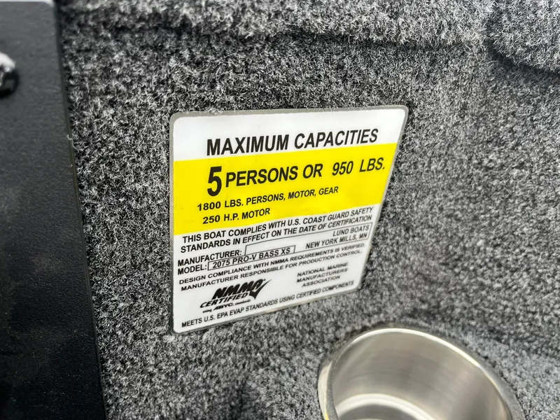 Slide: The Image of Capacity label on 2026 Lund 2075 Pro-V Bass XS boat, 5 persons or 950 lbs. - 23