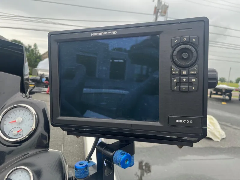 Slide: The Image of Humminbird ONIX10 SI fishfinder on a 2015 Nitro Z21 Z-Pro High Performance boat. - 7