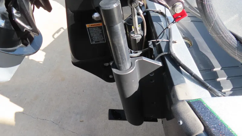 Slide: The Image of 2019 Ranger Z185 boat motor mount and hydraulic system close-up. - 6