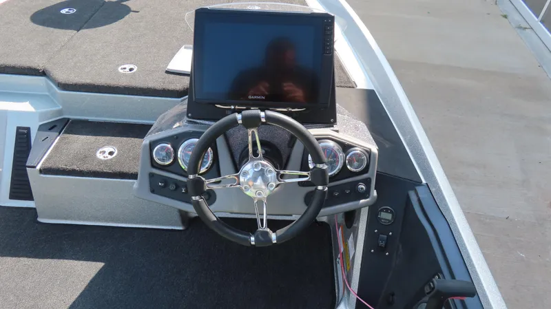 Slide: The Image of 2019 Ranger Z185 boat dashboard with Garmin display and steering wheel. - 7