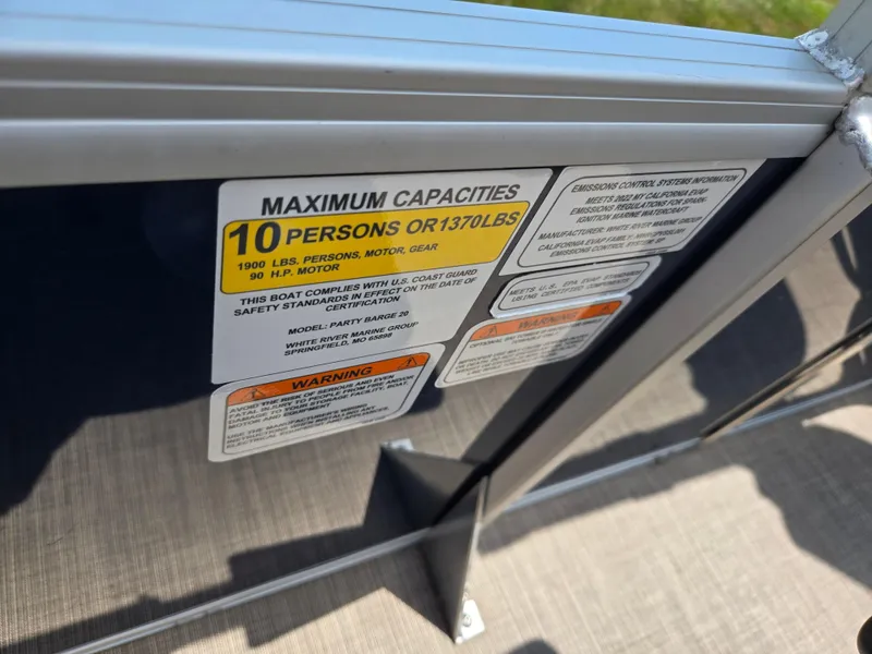 Slide: The Image of 2022 Sun Tracker Party Barge 20 DLX capacity label, maximum 10 persons or 1370 lbs. - 18