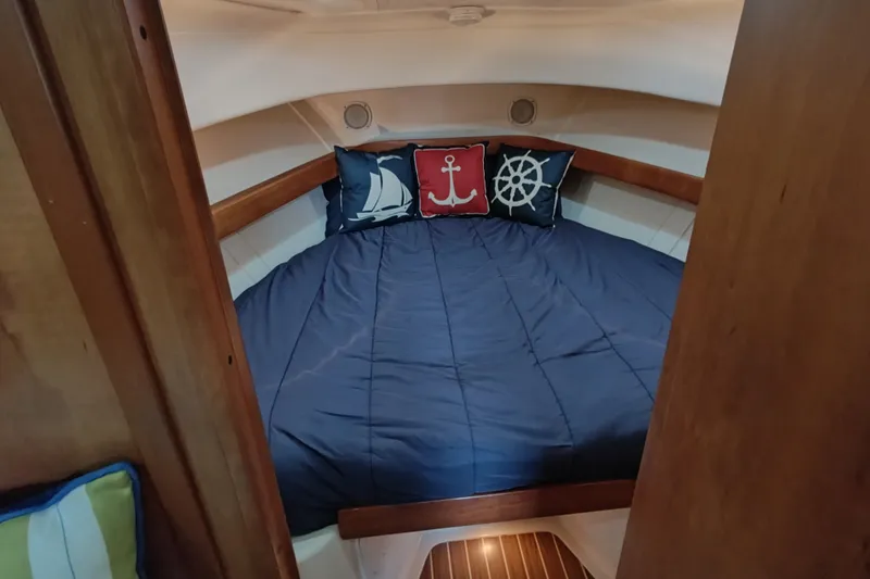 Slide: The Image of Mainship 34 Pilot Rum Runner II 2004 - 20